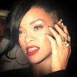 Rihanna sfoggia la sua nail art sfumata