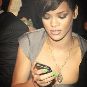 Rihanna sfoggia uno smalto verde fluo