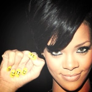 Rihanna e la nailart gialla con gli smile