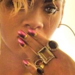 Nail art con lunetta colorata di Rihanna