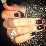 Rihanna e la sua french manicure rossa e nera