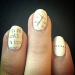 Nailart realizzata con la carta del quotidiano e alcool