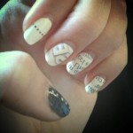 Una nailart realizzata con carta di giornale