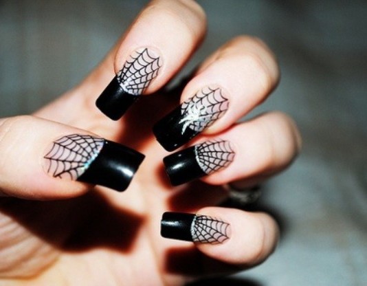 nail art con ragnatele